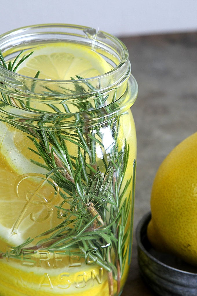 https://www.houseofhawthornes.com/wp-content/uploads/2016/01/lemon-rosemary-natural-room-scent-1608.jpg