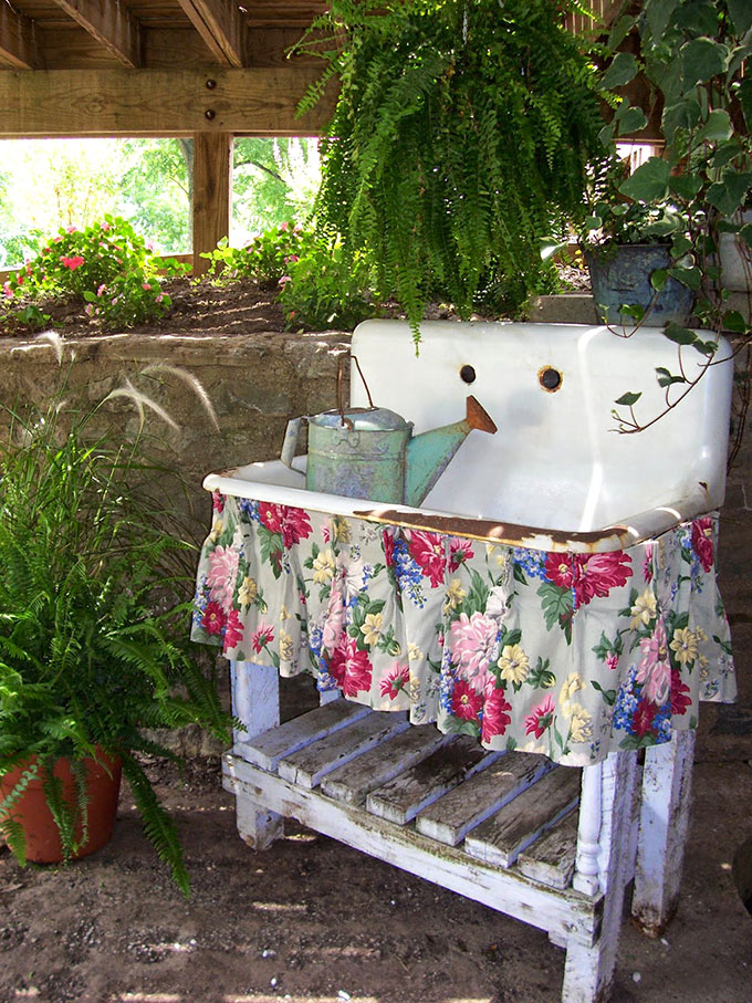 10+ inexpensive and inspiring DIY potting bench ideas to get you in the mood for spring gardening. They could also be used as a serving station on your porch, deck or patio.