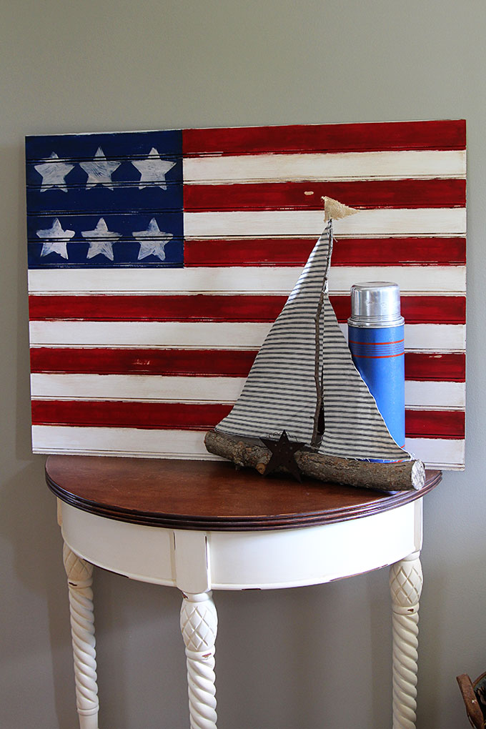 This American flag craft project is super cute and EASY to make . A quick patriotic DIY project for your 4th of July home decor. Did I mention it is easy?