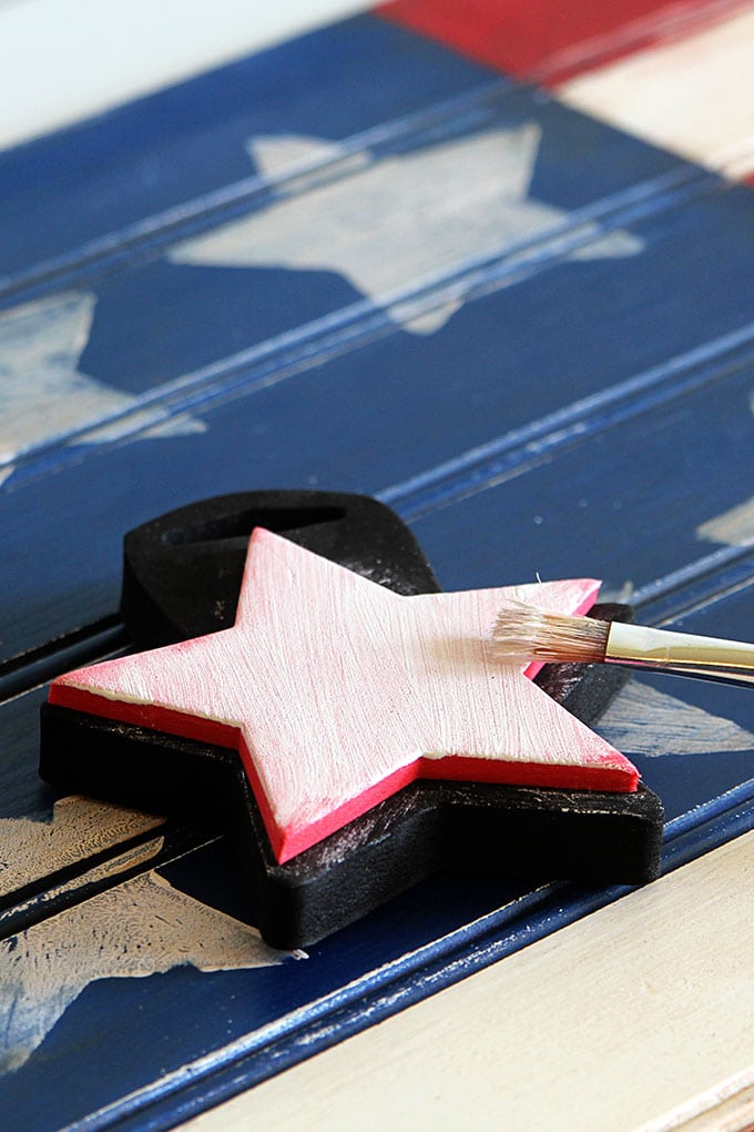 This American flag craft project is super cute and EASY to make . A quick patriotic DIY project for your 4th of July home decor. Did I mention it is easy?