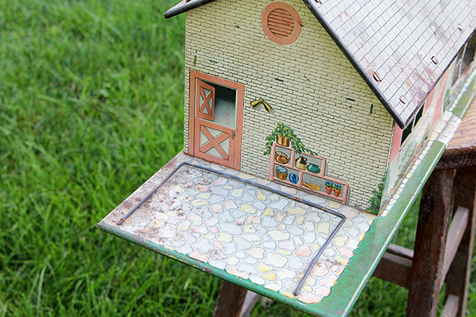 Repurpose a vintage tin dollhouse into a birdhouse using this in-depth tutorial. A playful and fun idea for your garden.