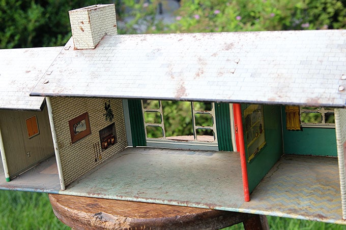 Repurpose a vintage tin dollhouse into a birdhouse using this in-depth tutorial. A playful and fun idea for your garden.