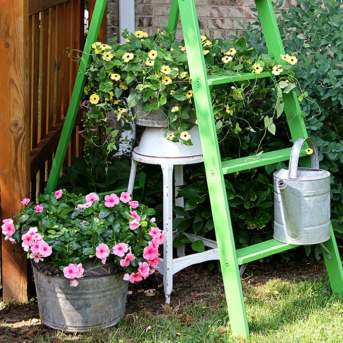 Repurpose a vintage tin dollhouse into a birdhouse using this in-depth tutorial. A playful and fun idea for your garden.