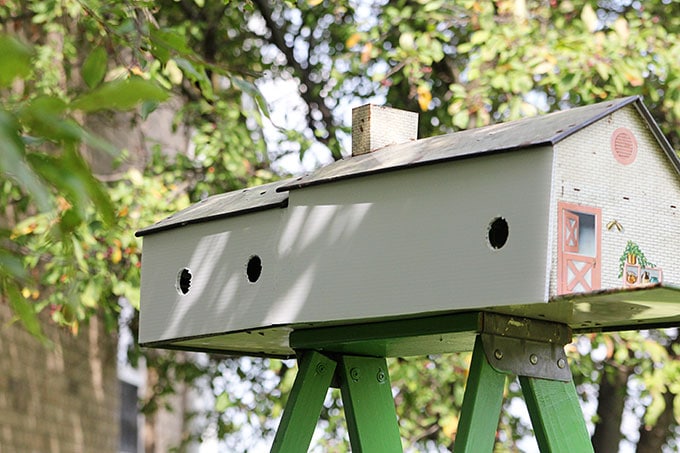 Repurpose a vintage tin dollhouse into a birdhouse using this in-depth tutorial. A playful and fun idea for your garden.
