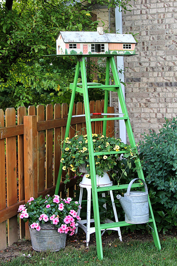 Repurpose a vintage tin dollhouse into a birdhouse using this in-depth tutorial. A playful and fun idea for your garden.