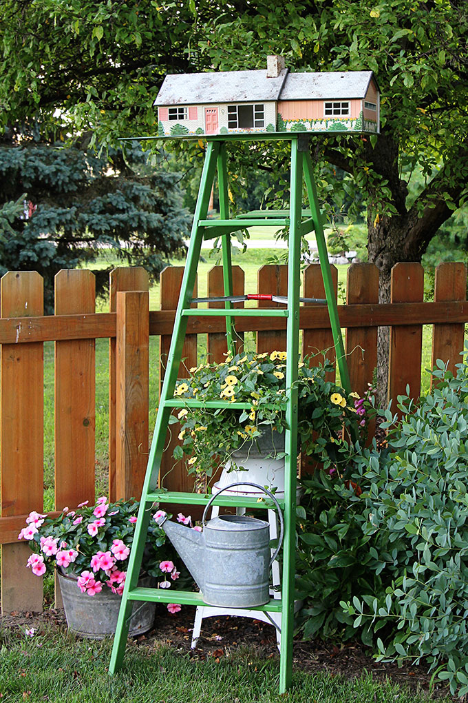 Repurpose a vintage tin dollhouse into a birdhouse using this in-depth tutorial. A playful and fun idea for your garden.