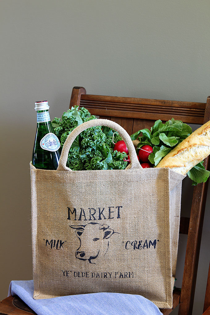 This adorable farmhouse market bag is perfect for trips to the grocery store. A 10 minute DIY home decor stenciling project with detailed instructions.