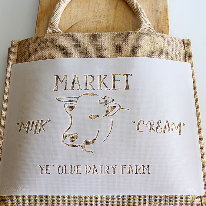 This adorable farmhouse market bag is perfect for trips to the grocery store. A 10 minute DIY home decor stenciling project with detailed instructions.