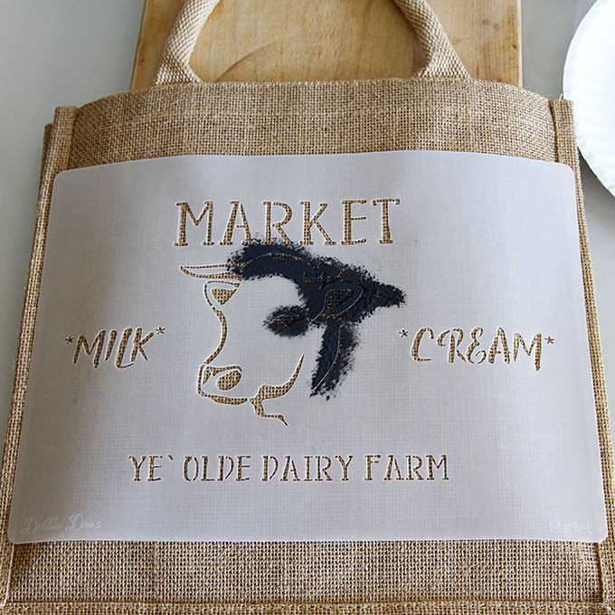 This adorable farmhouse market bag is perfect for trips to the grocery store. A 10 minute DIY home decor stenciling project with detailed instructions.