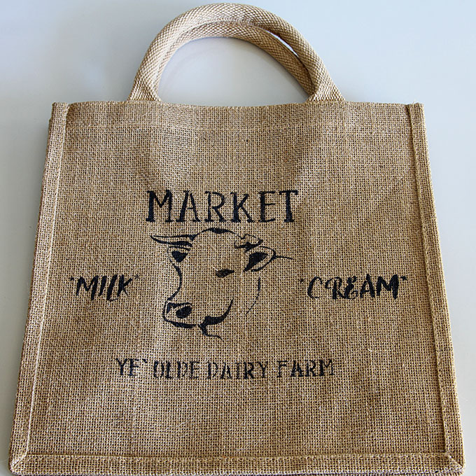 This adorable farmhouse market bag is perfect for trips to the grocery store. A 10 minute DIY home decor stenciling project with detailed instructions.