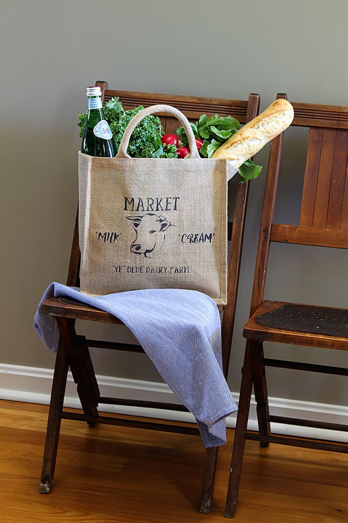 This adorable farmhouse market bag is perfect for trips to the grocery store. A 10 minute DIY home decor stenciling project with detailed instructions.