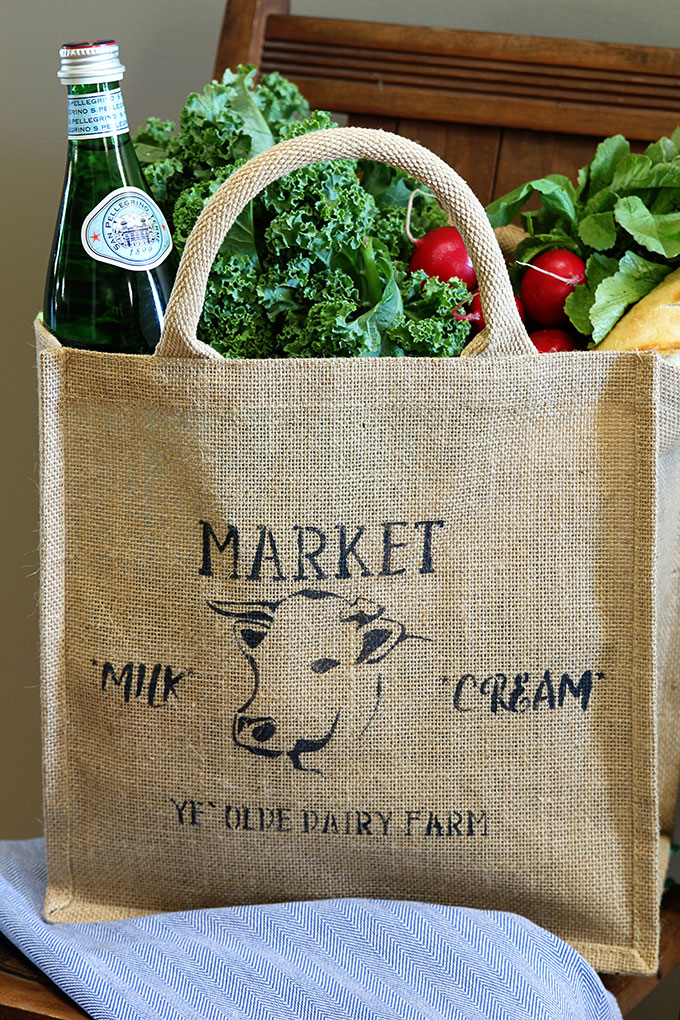 This adorable farmhouse market bag is perfect for trips to the grocery store. A 10 minute DIY home decor stenciling project with detailed instructions.