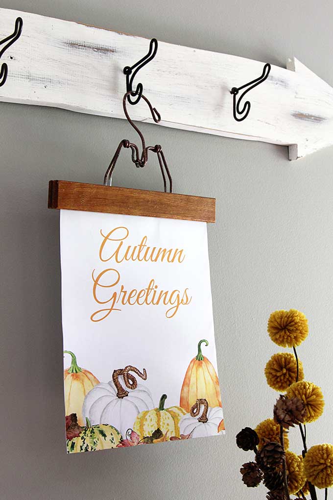Get this free fall printable with watercolor pumpkins and gourds! Frame it or just print it out and use it for instant DIY autumn home decor. #thanksgivingdecor #falldecor #falldecorating #printable 