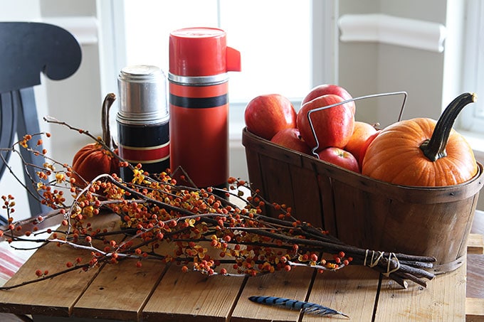 Quick and easy ideas for fall decor in the entryway using hydrangeas and thrift store finds. LOTS of seasonal vintage eclectic home decor inspiration.