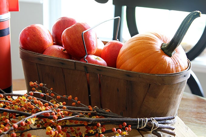 Quick and easy ideas for fall decor in the entryway using hydrangeas and thrift store finds. LOTS of seasonal vintage eclectic home decor inspiration.