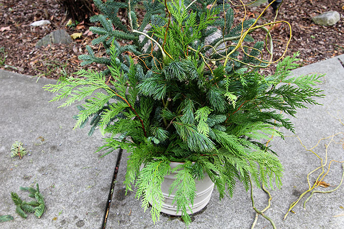 winter-porch-pot-tutorial-6042