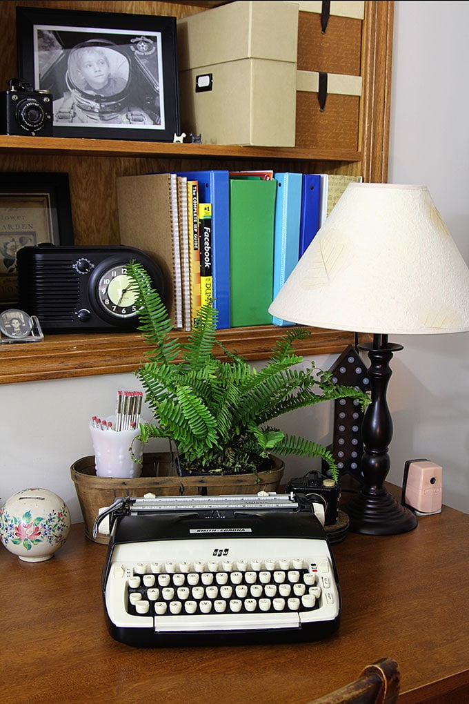 Vintage Home Office | Home office ideas with an eclectic vintage design style. An office, craft room or studio doesn't have to be boring if you give it some personality!