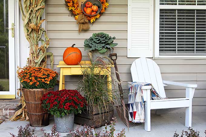 Fall porch decor in farmhouse style