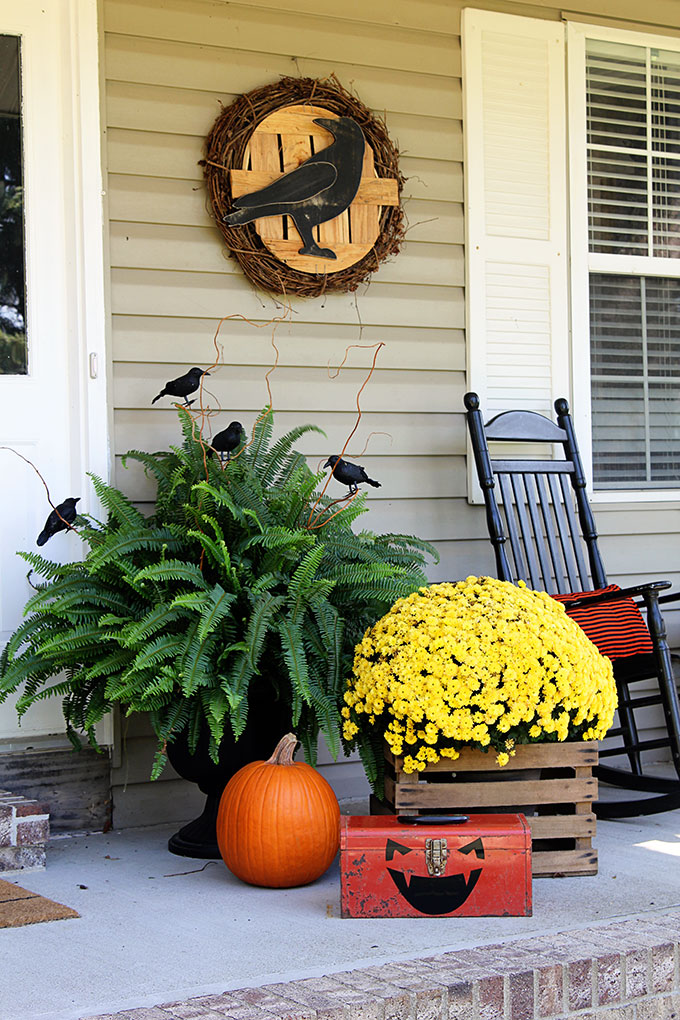 Quick & Easy Halloween porch decorations to transform your fall porch into a Halloween porch without a lot of super spooky stuff.