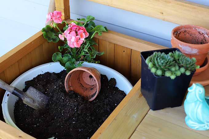 Garden potting bench