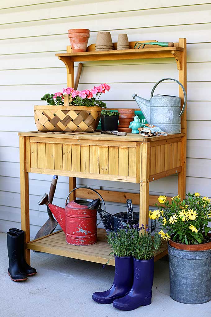 Garden potting bench