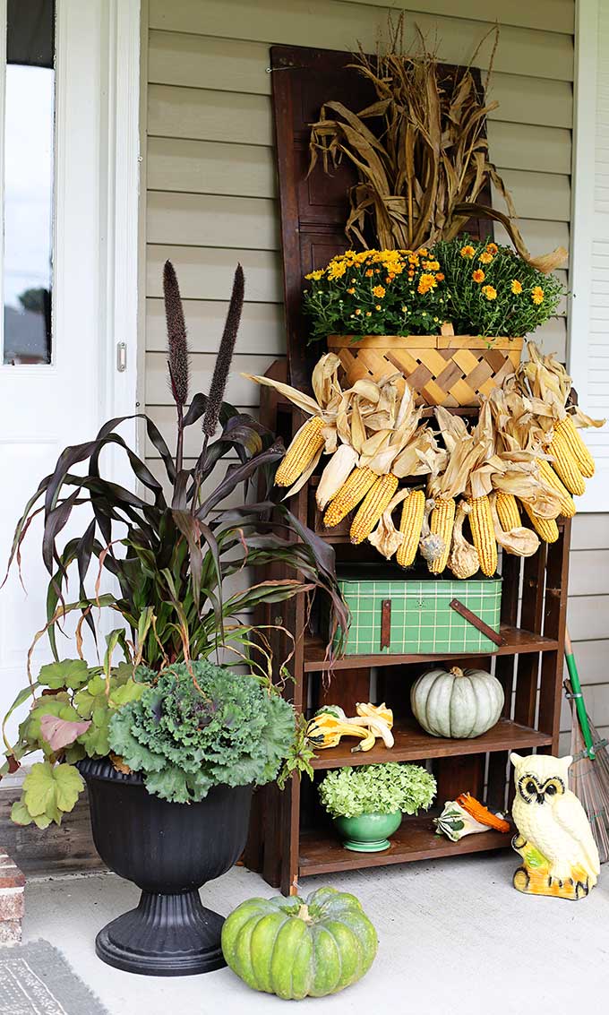 Simple fall porch decorating ideas. 