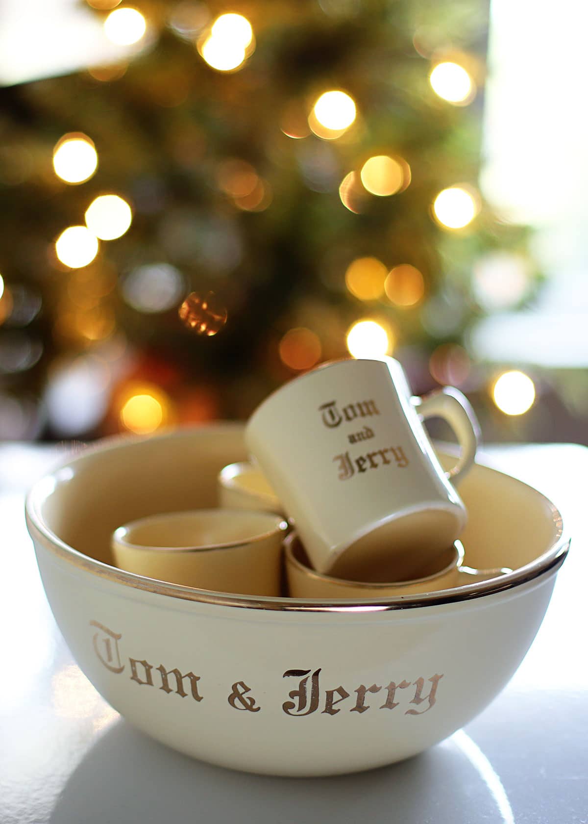 Homer Laughlin Tom And Jerry bowl set - cream with gold lettering.