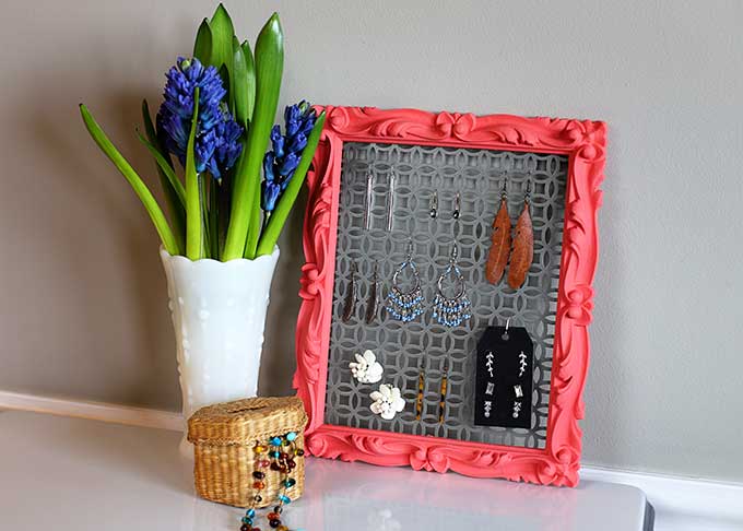 DIY Window Screen Earring Display Idea. I made this earring display out of  an old fly screen from Habitat 4 Humani… | Diy window screen, Diy window, Earring  display