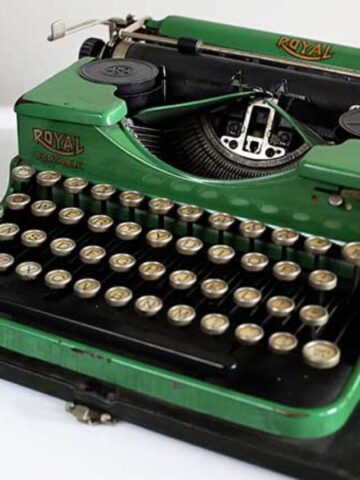 cropped-green-royal-typewriter-4623.jpg