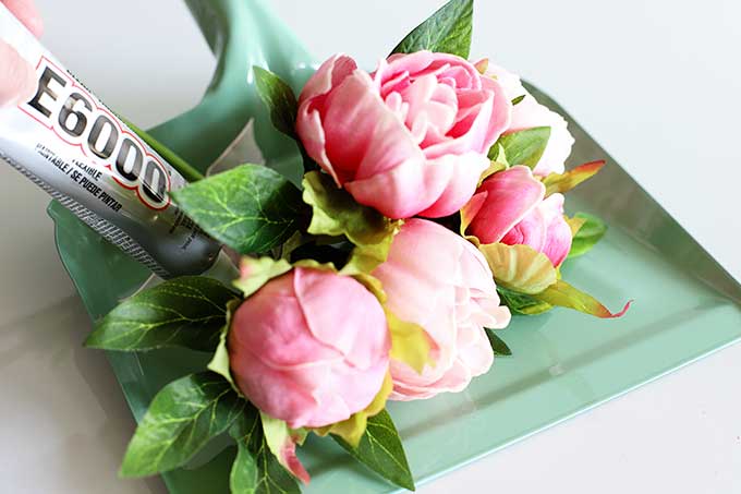 Making a repurposed spring wreath from dustpan