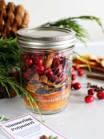 DIY Christmas Gifts: Christmas Potpourri in a Jar + Free Printable Gift Tags