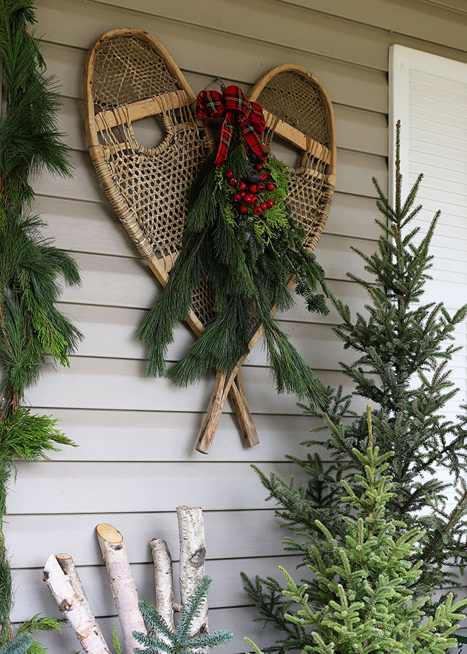 Vintage Lodge Inspired Christmas Porch Decorations - House of Hawthornes