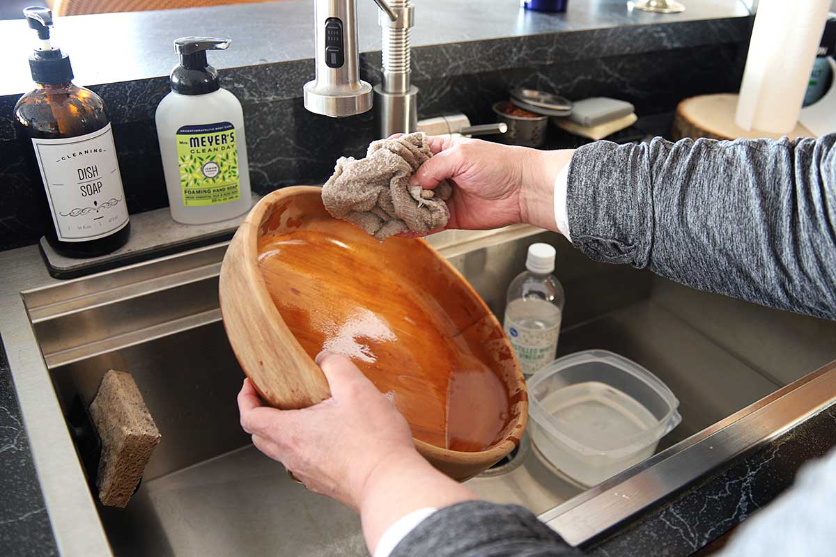 Using vinegar and water to neutralize bleach on wood