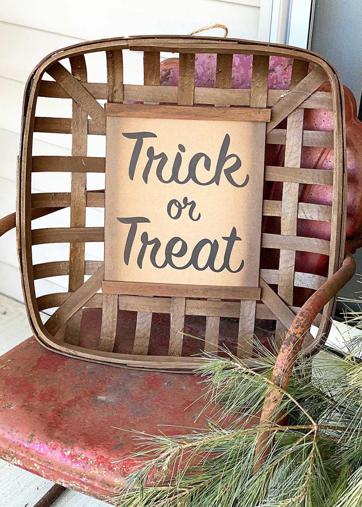 a tobacco basket sitting on a metal motel chair