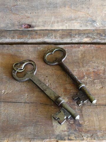 Skeleton keys used in an upcycling project.