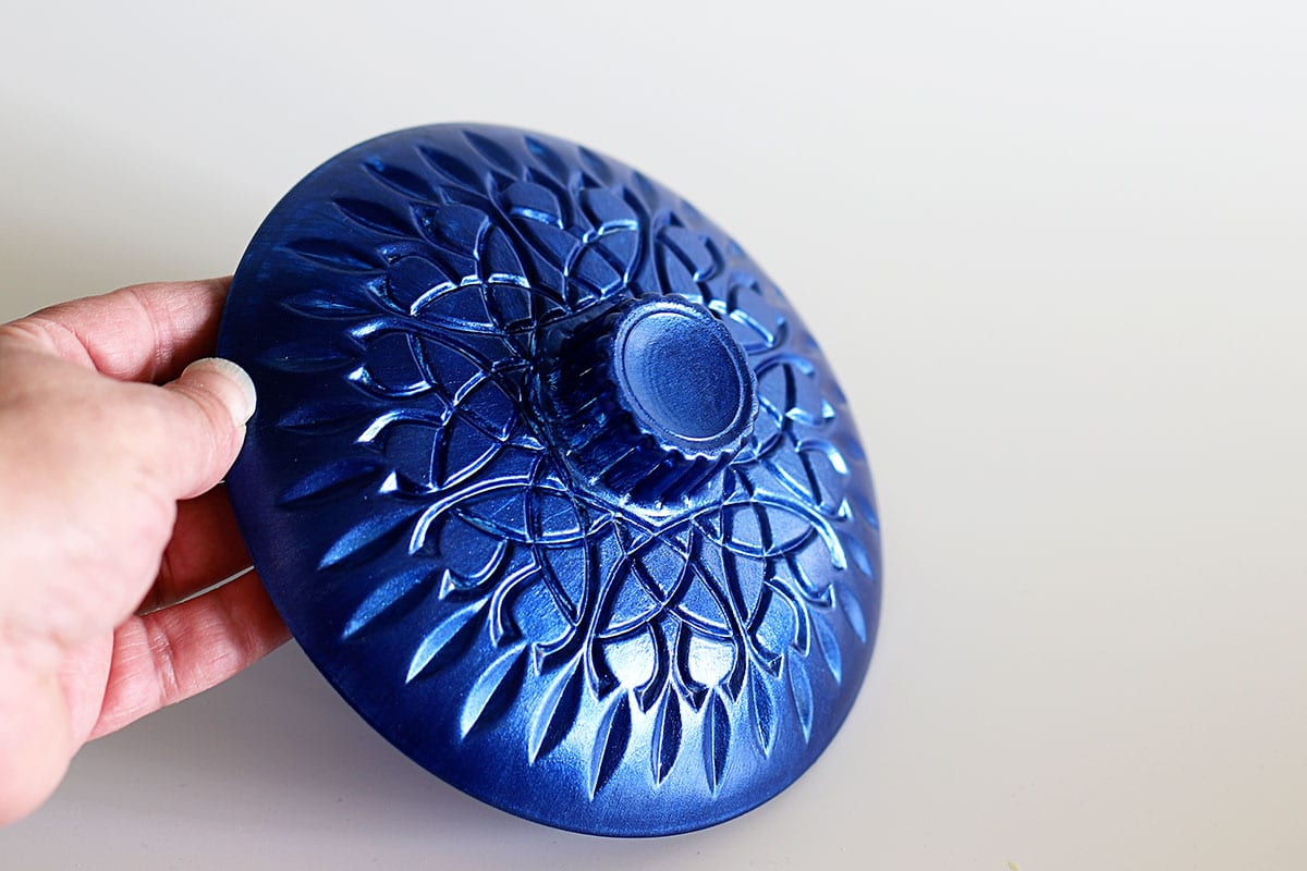 Top to the candy dish painted solid blue.
