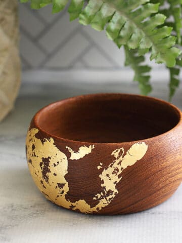 Ready to turn forgotten thrift store finds into stunning statement pieces? Discover the secrets to upcycling vintage teak salad bowls with a touch of elegance – gold leaf!